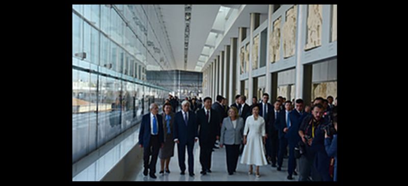 Le président Xi Jinping visite le musée de l'Acropole lors de la visite officielle
