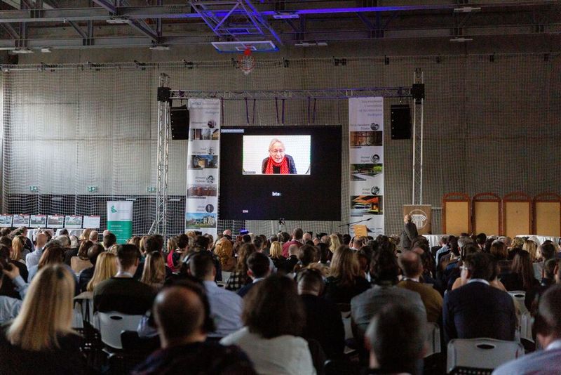 LECTURE ON PROGRAM & CONTEXT IN BUDAPEST